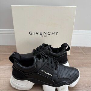 Givenchy Men's Black and White Basse Jaw Sneakers